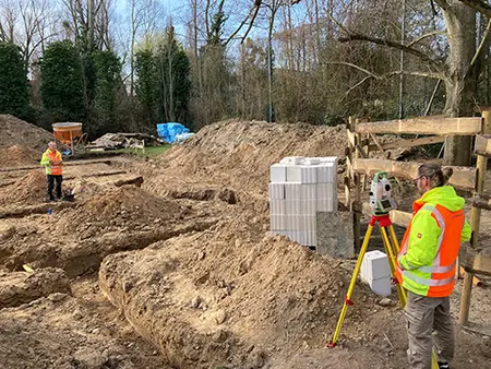 In der Dietrich-Bonhoeffer-Gemeinde wird gebaut! Eine der Baustellen ist eher unscheinbar: Die Toilette am Gemeindebüro wird nach 50 Jahren erneuert und in den Flur wird eine Tee-Küche eingebaut.
